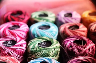Nähgarnrollen in verschiedenen bunten Farben